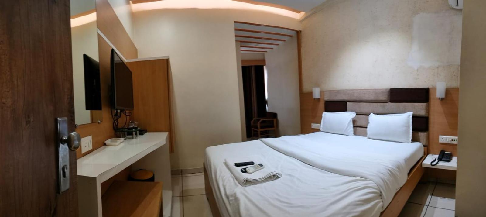 Hotel Zenith Surate Exterior foto