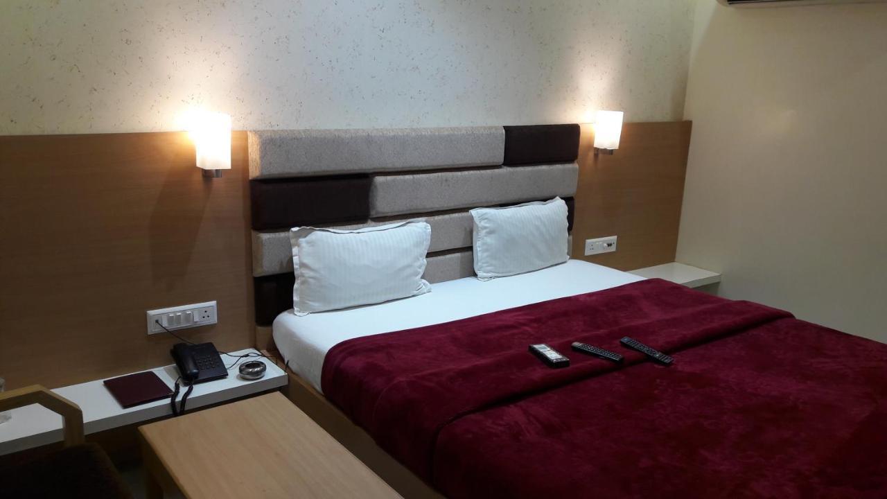 Hotel Zenith Surate Exterior foto